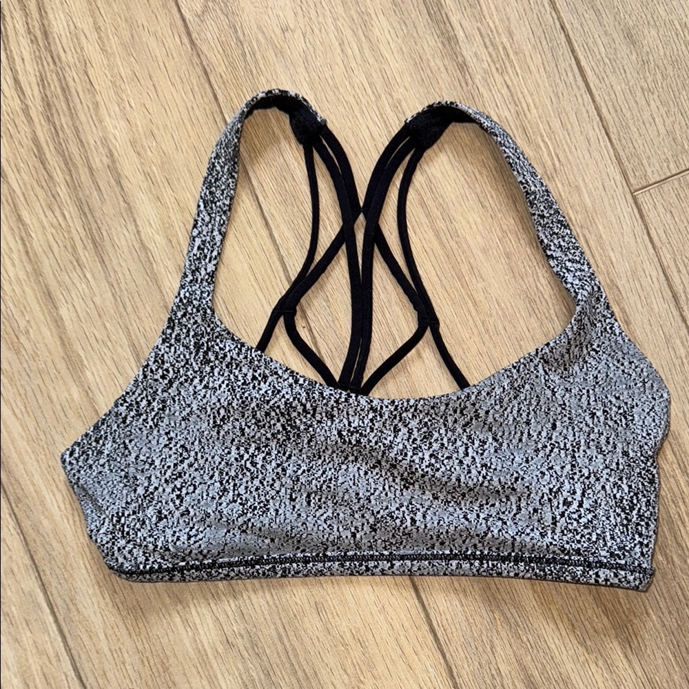 LULULEMON Free To Be Wild Black & White Size 4 Crisscross Strap Back Sports Bra